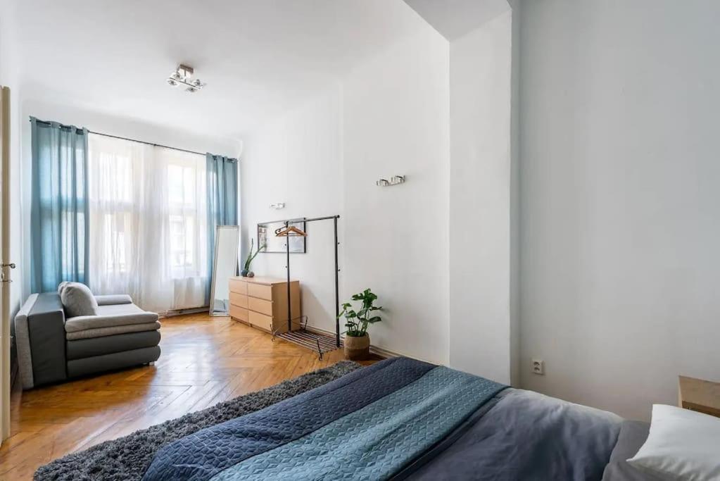 Spacious Apartment With Balcony At Wenceslas Sq Prag Dış mekan fotoğraf