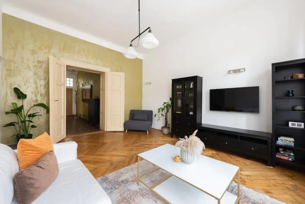Spacious Apartment With Balcony At Wenceslas Sq Prag Dış mekan fotoğraf