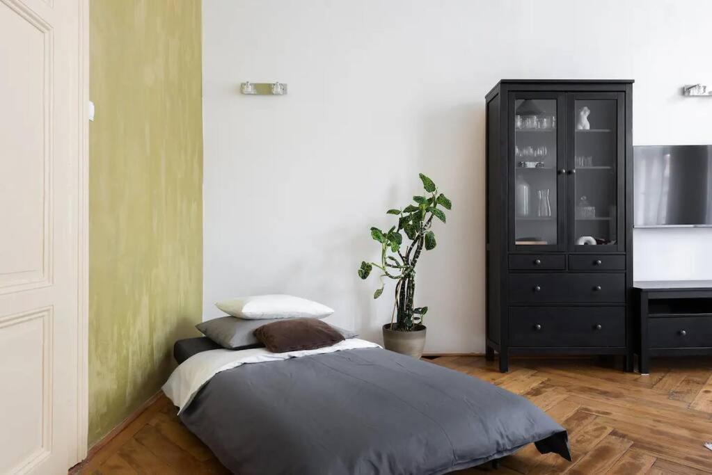 Spacious Apartment With Balcony At Wenceslas Sq Prag Dış mekan fotoğraf
