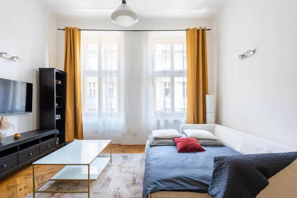 Spacious Apartment With Balcony At Wenceslas Sq Prag Dış mekan fotoğraf